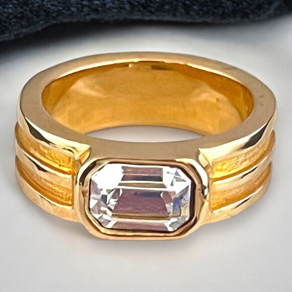 Vintage Ring Size 5 Textured Gold Tone Band Clear Crystal New Old Stock 9W - Picture 1 of 3